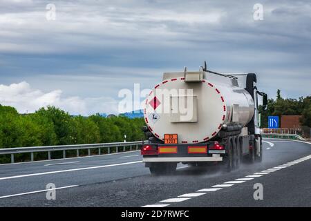 Tankwagen fährt an einem regnerischen Tag mit einer nassen Straße. Stockfoto