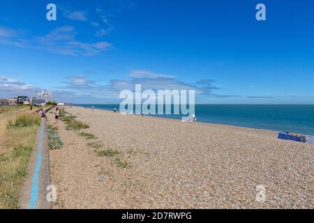 Blick Richtung Norden entlang des Steinernen Strandes von Aldeburgh, Woodbridge, Suffolk, Großbritannien. Stockfoto