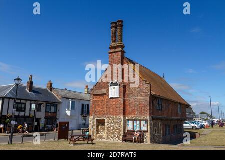 Aldeburgh Museum (Moot Hall) an der Strandpromenade von Aldeburgh, Woodbridge, Suffolk, Großbritannien. Stockfoto