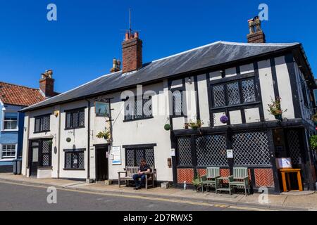 The Mill Inn Public House in der Nähe der Strandpromenade in Aldeburgh, Woodbridge, Suffolk, Großbritannien. Stockfoto