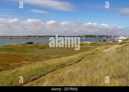 Blick über die Mündung des Flusses Alde in Richtung Aldeburgh, Woodbridge, Suffolk, Großbritannien. Stockfoto