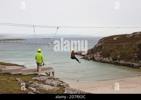 ZIP Line über Ceannabeinne Beach an der North Coast 500 Route, Durness, Sutherland, North Coast of Scotland, UK Stockfoto