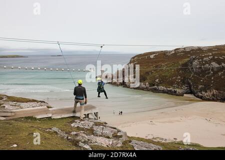 ZIP Line über Ceannabeinne Beach an der North Coast 500 Route, Durness, Sutherland, North Coast of Scotland, UK Stockfoto