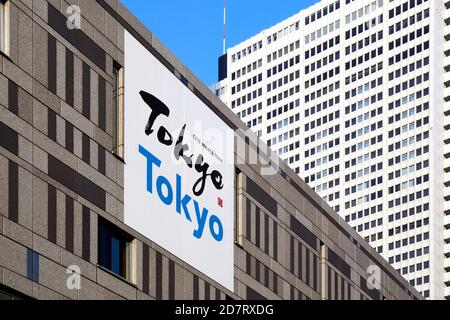 'Tokyo – Old meets New', Schild Tokyo Metropolitan Government Building, Shinjuku, Tokyo, Japan Stockfoto