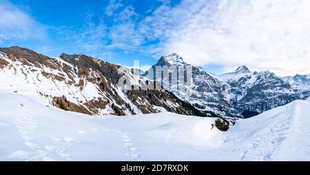 Weite Panoramasicht auf die Winterlandschaft in den Schweizer Alpen auf dem ersten Berg in Grindelwald, Schweiz Stockfoto