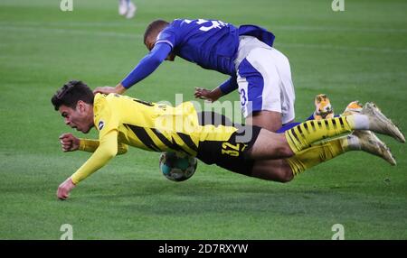 Dortmund, Deutschland. 24. Okt, 2020. firo: 24.10.2020 Fuvuball: Fußball: 1. Bundesliga-Saison 2020/21 BVB, Borussia Dortmund - FC Schalke 04 3: 0 Giovanni Reyna, Duelle gegen Malick Thiaw Credit: Jvºrgen Fromme/firo/Pool zur weltweiten Nutzung/dpa/Alamy Live News Stockfoto