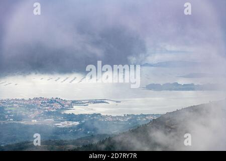 Luftaufnahme von Rianxo an der Mündung der Ria de Arousa vom Muralla Berg an einem nebligen Sommernachmittag. Stockfoto