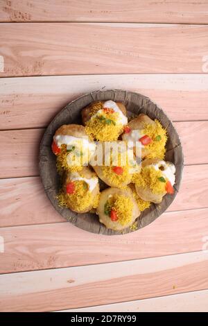 Dahi Puri Chat ist eine indische Straße Seite Snack-Artikel, der besonders beliebt ist im Bundesstaat Maharashtra, Indien Stockfoto