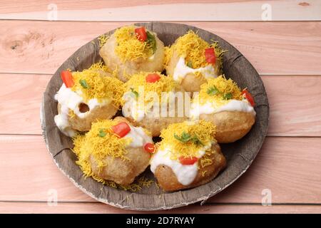 Dahi Puri Chat ist eine indische Straße Seite Snack-Artikel, der besonders beliebt ist im Bundesstaat Maharashtra, Indien Stockfoto