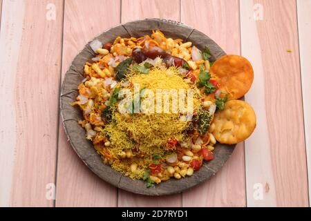 Bhelpuri Chaat/Chat ist ein Road Side leckeres Essen aus Indien, serviert auf einem Teller. Stockfoto