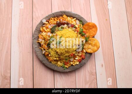 Bhelpuri Chaat/Chat ist ein Road Side leckeres Essen aus Indien, serviert auf einem Teller. Stockfoto