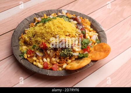 Bhelpuri Chaat/Chat ist ein Road Side leckeres Essen aus Indien, serviert auf einem Teller. Stockfoto