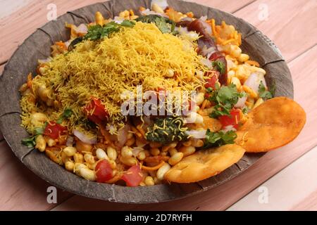 Bhelpuri Chaat/Chat ist ein Road Side leckeres Essen aus Indien, serviert auf einem Teller. Stockfoto