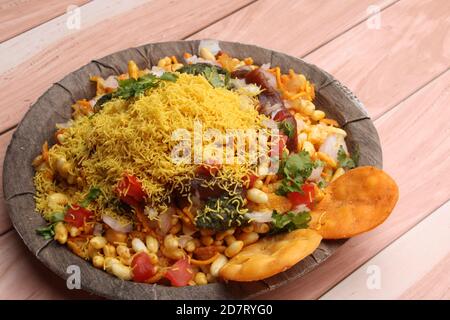 Bhelpuri Chaat/Chat ist ein Road Side leckeres Essen aus Indien, serviert auf einem Teller. Stockfoto