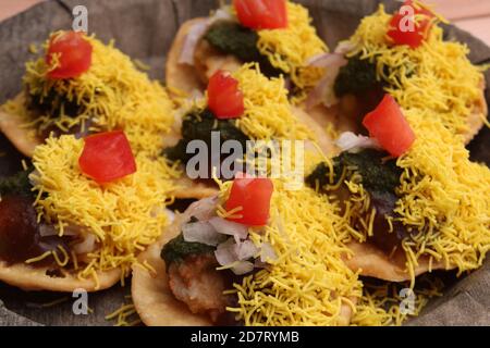 SEV Batata Puri ODER Papdi Chat - beliebte indische Snacks oder Street Food. Stockfoto