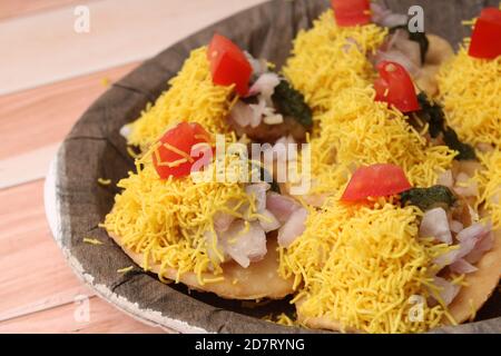 SEV Batata Puri ODER Papdi Chat - beliebte indische Snacks oder Street Food. Stockfoto