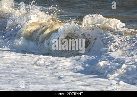 High Tide bei Winterton an der Nordostküste von Norfolk, East Anglia, Großbritannien Stockfoto