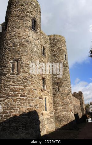 RYE, EAST SUSSEX, Großbritannien - 10/20/2020: Der Ypern Tower aus dem 14. Jahrhundert, der Teil der Verteidigung von Rye mit Kanonen war, ist heute das Rye Castle Museum mit Ausstellungsstücken Stockfoto