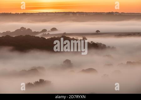 Sonnenaufgang über dem Blackmore Vale von Cadbury Castle, South Cadbury, Somerset, England, Großbritannien Stockfoto