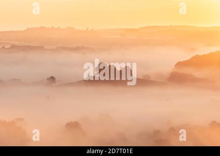 Sonnenaufgang über dem Blackmore Vale von Cadbury Castle, South Cadbury, Somerset, England, Großbritannien Stockfoto