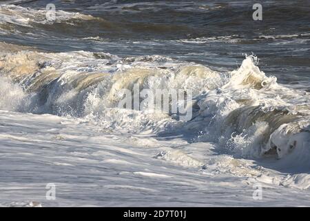 High Tide bei Winterton an der Nordostküste von Norfolk, East Anglia, Großbritannien Stockfoto