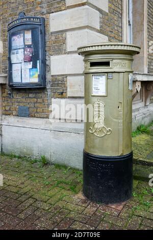 Edward VII Gold Royal Mail Pillambox vor Chiswick Town Hall Stockfoto