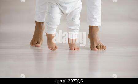 Nahaufnahme von kleinen Kleinkindern lernen Wandern Stockfoto