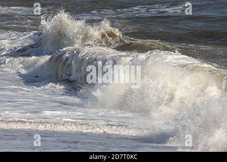 High Tide bei Winterton an der Nordostküste von Norfolk, East Anglia, Großbritannien Stockfoto