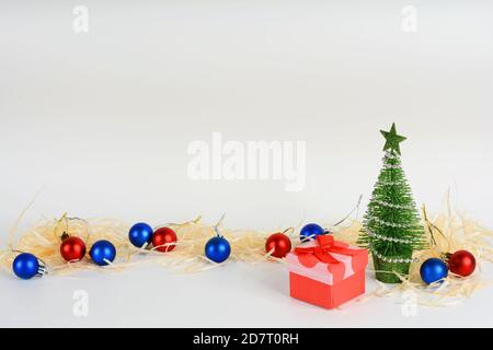 Weihnachtsschmuck auf weißem Hintergrund. Weihnachten Hintergrund. Stockfoto