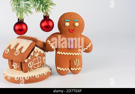 Lebkuchen Männer und Haus auf weißem Hintergrund. Komposition zu Weihnachten oder Neujahr. Weihnachtskarte. Stockfoto