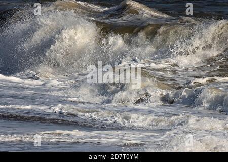 High Tide bei Winterton an der Nordostküste von Norfolk, East Anglia, Großbritannien Stockfoto