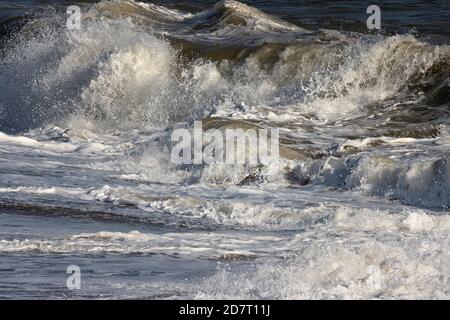 High Tide bei Winterton an der Nordostküste von Norfolk, East Anglia, Großbritannien Stockfoto