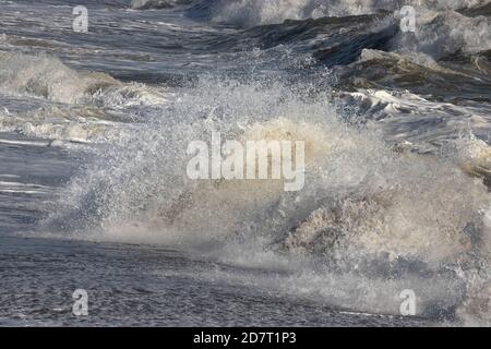 High Tide bei Winterton an der Nordostküste von Norfolk, East Anglia, Großbritannien Stockfoto