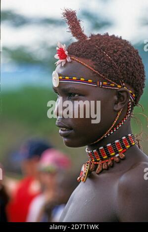 Junger Mann aus dem Stamm der Samburu. Die Samburu sind ein nilotisches Volk aus Nord-Zentral-Kenia. Samburu sind semi-nomadische Viehzüchter, die hauptsächlich Rinder herden Stockfoto