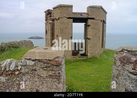 Blick auf Middle Mouse vom Turm auf Anglesey Küstenweg Stockfoto