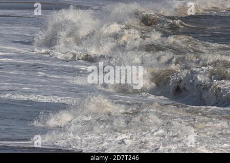 High Tide bei Winterton an der Nordostküste von Norfolk, East Anglia, Großbritannien Stockfoto