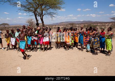 Mitglieder des Stammes der Samburu in einem traditionellen Tanz, Kenia. Die Samburu sind ein nilotisches Volk aus Nord-Zentral-Kenia. Samburu sind semi-nomadische Pastoral Stockfoto