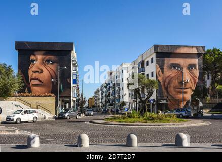 Italien Kampanien Neapel - Scampia - Portrait an der Fassade Von Gebäuden - Murales von Angela Davis und Pierpaolo Pasolini Stockfoto