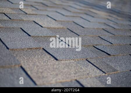 Nahaufnahme auf Asphalt Roofing Schindeln Hintergrund. Dachschindeln - Dacheindeckung. Stockfoto