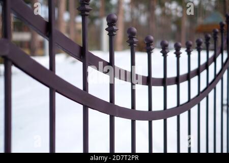 Bild von einem schönen dekorativen gegossenen Metall-Zaun mit künstlerischen Schmieden. Eisengeländer aus nächster Nähe. Stockfoto