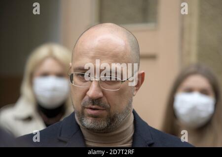 Non Exclusive: LVIV, UKRAINE - 25. OKTOBER 2020 - Premierminister der Ukraine Denys Shmyhal spricht zu der Presse, nachdem er seine Stimme in der Ukrai 2020 abgegeben hat Stockfoto