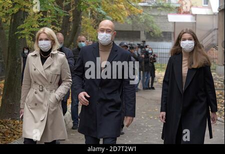 Non Exclusive: LWIW, UKRAINE - 25. OKTOBER 2020 - Ministerpräsident der Ukraine Denys Shmyhal und seine Frau Kateryna Shmyhal (L) Leiter eines Wahllokale Stockfoto