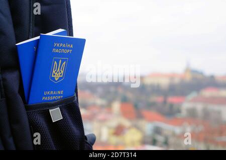 Neuer ukrainischer blauer biometrischer Pass mit Identifikations-Chip vor dem Hintergrund der Stadt. Stockfoto