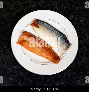 Zwei geräucherte Makrelenfilets auf einem weißen Teller. Stockfoto