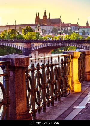 Sonnenuntergang über der Prager Burg von der Moldau aus gesehen Stockfoto