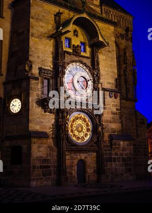 Prager Orloj - Astronomische Uhr auf dem Altstädter Ring Zur blauen Stunde Stockfoto