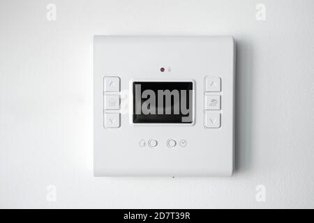 Moderner programmierbarer Thermostat-Warmwasserbereiter (Boiler) zur Einstellung der Raumtemperatur. Intelligentes Zuhause. Stockfoto