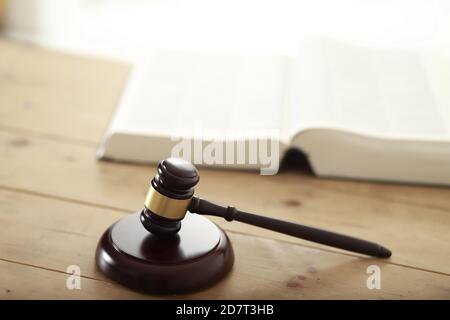 Richter Gavel mit offenem Gesetz Buch Stockfoto