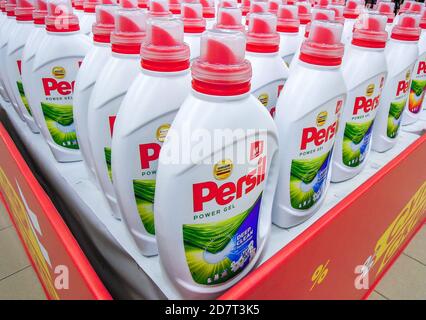 Samara, Russland - 18. März 2020: Persil Power Gel Waschpulver auf dem Regal bereit zum Verkauf im Supermarkt Stockfoto