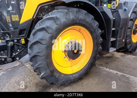 Samara, Russland - 15. September 2019: Großes Rad des neuen modernen landwirtschaftlichen Radtraktors Stockfoto